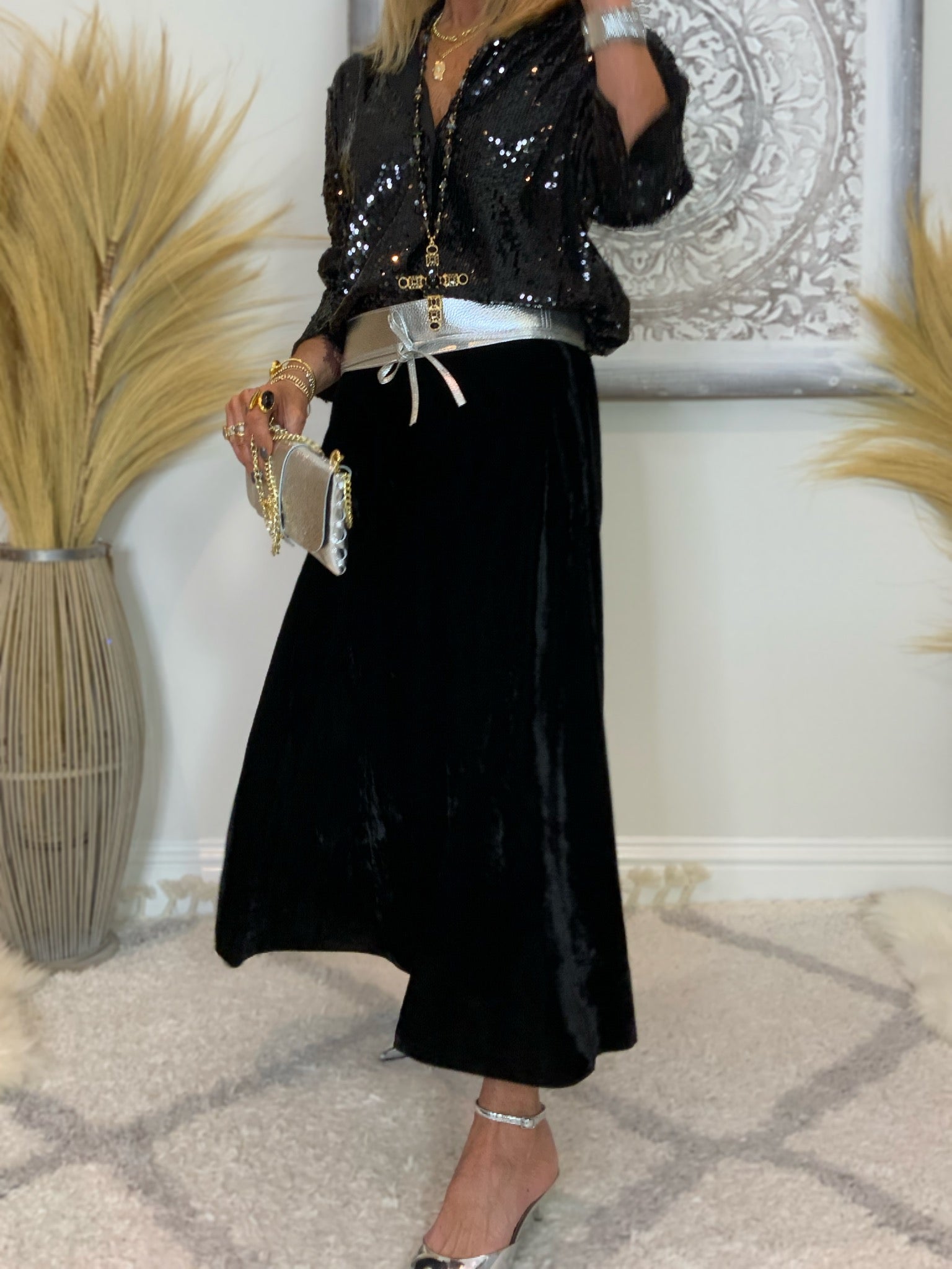 Long black 2024 velvet skirt outfit